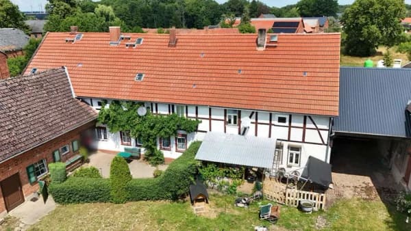 Immobilie in Kalbe (Milde) - Charmantes Wohnensemble – Doppelhaushälfte mit idyllischem 3-Seitenhof - Bild 3