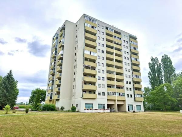 Immobilie in Gersthofen - Wohnen mit Weitblick: 2-ZKB mit S-Balkon, TG-Stellplatz und Lift! - Bild 1