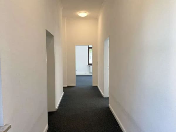 Immobilie in Neumünster - Charmante 6-Zimmer-Altbauwohnung mit 4 Tiefgaragenstellplätzen in zentraler Innenstadtlage von Neumü - Bild 1