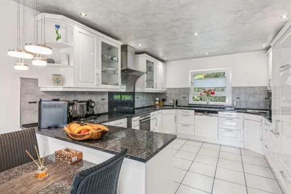 Immobilie in Waldems - Provisionsfrei – Haus mit hochwertiger Ausstattung (Klimaanlage, Sauna, PV-Anlage, Brunnen etc.) - Bild 2