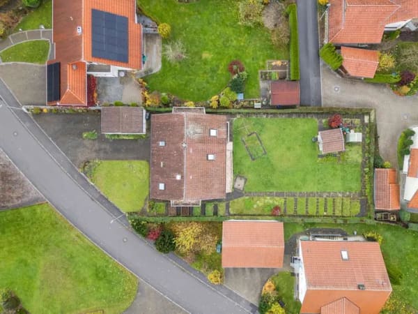 Immobilie in Schemmerhofen - Großzügiges Einfamilienhaus mit zusätzlichem Bauplatz in ruhiger Lage in der Gemeinde Schemmerhofen - Bild 1