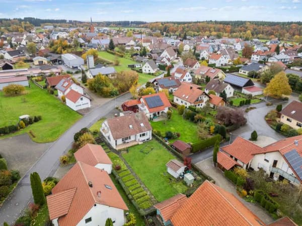 Immobilie in Schemmerhofen - Großzügiges Einfamilienhaus mit zusätzlichem Bauplatz in ruhiger Lage in der Gemeinde Schemmerhofen - Bild 2