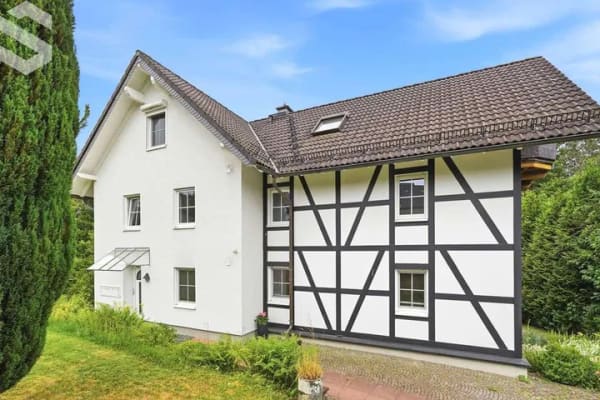 Immobilie in Reichshof - Ein Haus. Vier Wohneinheiten. Investment in Reichshof - Bild 1