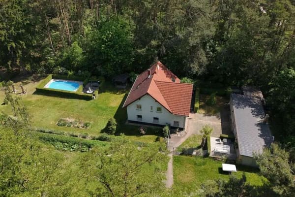 Immobilie in Michendorf - Vielseitiges Mehrgenerationenhaus mit Pool, großem Garten und guter Verkehrsanbindung - Bild 1