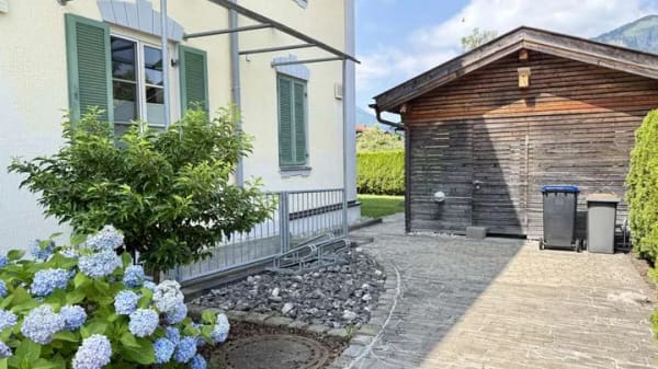 Immobilie in Unterwössen - Stilvolle 4-Zimmer-Altbauwohnung in einem liebevoll sanierten 3-Familienhaus 
Frühlingstraße 8 - Bild 0