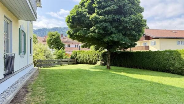 Immobilie in Unterwössen - Stilvolle 4-Zimmer-Altbauwohnung in einem liebevoll sanierten 3-Familienhaus 
Frühlingstraße 8 - Bild 1