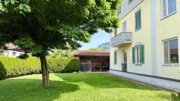 Immobilie in Unterwössen - Stilvolle 4-Zimmer-Altbauwohnung in einem liebevoll sanierten 3-Familienhaus 
Frühlingstraße 8 - Bild 2