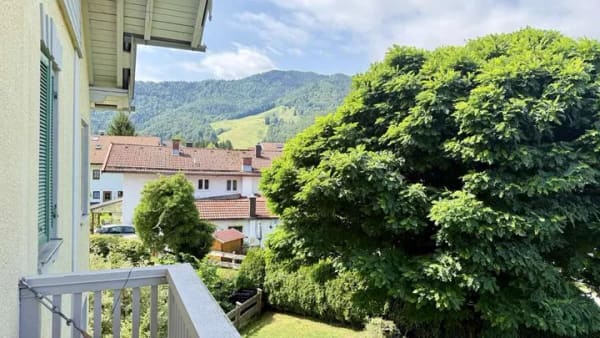 Immobilie in Unterwössen - Stilvolle 4-Zimmer-Altbauwohnung in einem liebevoll sanierten 3-Familienhaus 
Frühlingstraße 8 - Bild 3