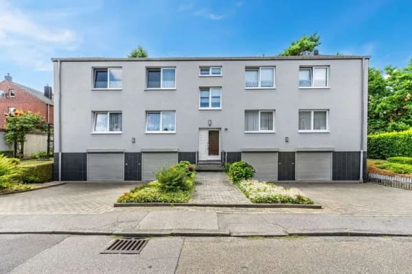Immobilie in Herzogenrath - Attraktives 4-Familienhaus mit Garagen und Entwicklungspotenzial in Herzogenrath - Bild 0