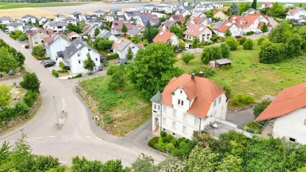Immobilie in Neuenstadt am Kocher - Einzigartiges Stadthaus mit Eckturm – Wohnen mit Charakter und Stil - Bild 1