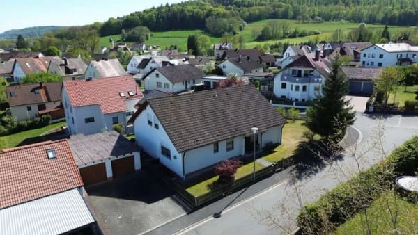 Immobilie in Berching - Preishammer!
EFH mit Doppelgarage und herrlichem Grund!  
  Berching - Sollngriesbach - Bild 2