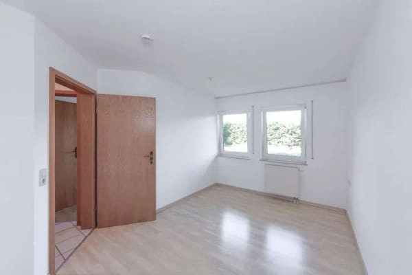 Immobilie in Essingen - ATTRAKTIVE ERDGESCHOSSWOHNUNG MIT GROßEM GARTENANTEIL, AUßEN- UND TIEFGARAGENSTELLPLATZ - Bild 3