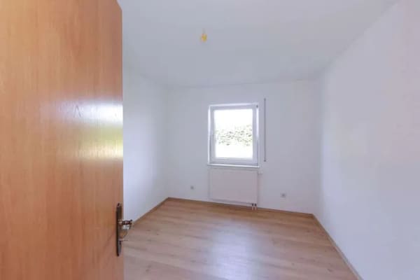 Immobilie in Essingen - ATTRAKTIVE ERDGESCHOSSWOHNUNG MIT GROßEM GARTENANTEIL, AUßEN- UND TIEFGARAGENSTELLPLATZ - Bild 4