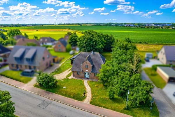 Immobilie in Risum-Lindholm - Nur 5 Min. bis Niebüll: EFH mit neuer Wärmepumpe (Q4), ca. 40 m² Ausbaureserve & großem Grundstück - Bild 0