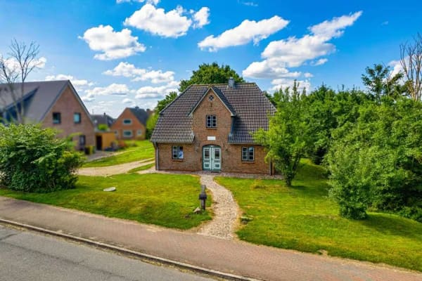 Immobilie in Risum-Lindholm - Nur 5 Min. bis Niebüll: EFH mit neuer Wärmepumpe (Q4), ca. 40 m² Ausbaureserve & großem Grundstück - Bild 1