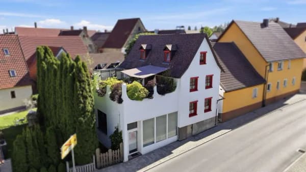 Immobilie in Asselfingen - Nachhaltiges Wohnhaus mit großer Dachterrasse und vermieteter Gewerbeeinheit in Asselfingen! - Bild 0