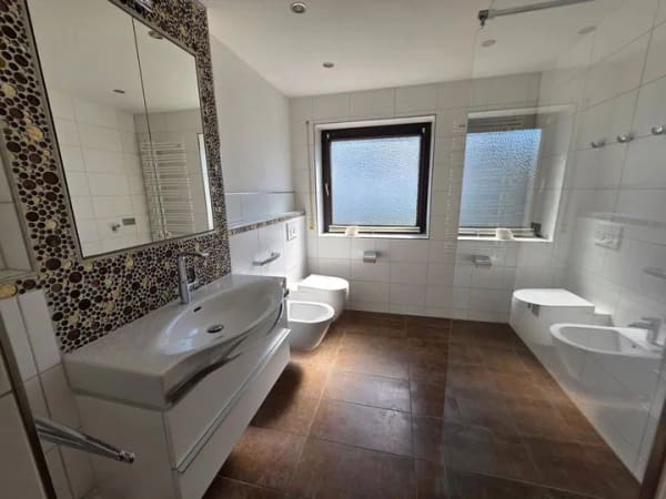 Immobilie in Schwarzenbruck - Große Familienwohnung mit 4,5 Zimmern, Garage, Gartenanteil, Balkon, EBK, etc. - Bild 0