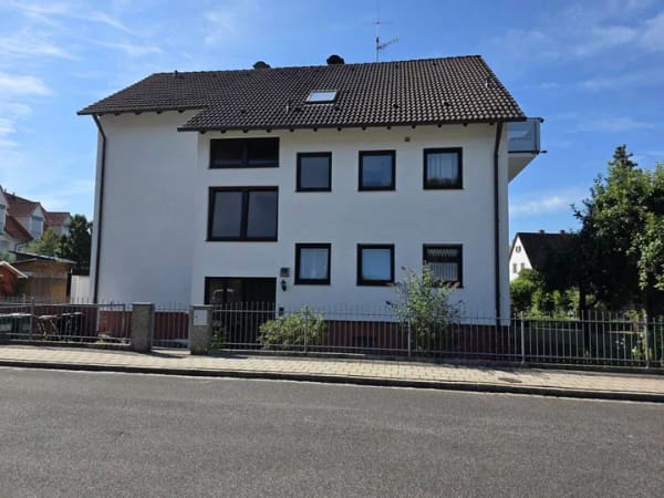 Immobilie in Schwarzenbruck - Große Familienwohnung mit 4,5 Zimmern, Garage, Gartenanteil, Balkon, EBK, etc. - Bild 1