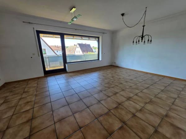 Immobilie in Schwarzenbruck - Große Familienwohnung mit 4,5 Zimmern, Garage, Gartenanteil, Balkon, EBK, etc. - Bild 2