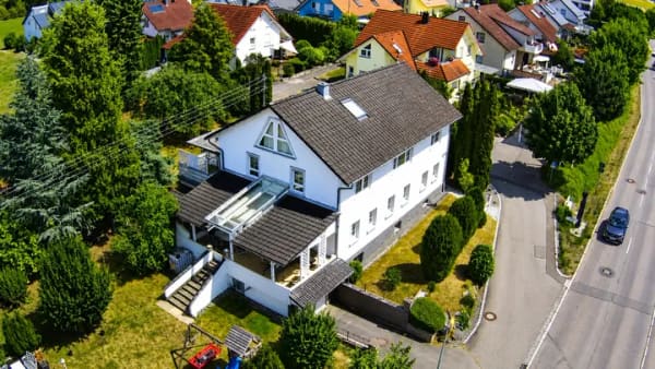 Immobilie in Bisingen - Einfach Einziehen und Wohlfühlen! Gepflegtes Zweifamilienhaus in sonniger Wohnlage in Bisingen mit viel Potenzial! - Bild 1