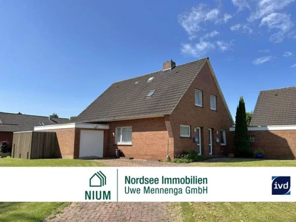 Immobilie in Hage - Zweifamilienhaus mit zwei separaten Wohnungen, Garagen, Keller und Garten in begehrter Wohnlage - Bild 0
