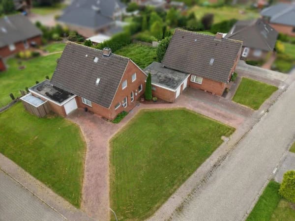 Immobilie in Hage - Zweifamilienhaus mit zwei separaten Wohnungen, Garagen, Keller und Garten in begehrter Wohnlage - Bild 2