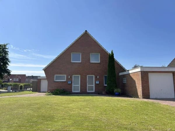 Immobilie in Hage - Zweifamilienhaus mit zwei separaten Wohnungen, Garagen, Keller und Garten in begehrter Wohnlage - Bild 3