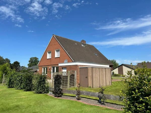 Immobilie in Hage - Zweifamilienhaus mit zwei separaten Wohnungen, Garagen, Keller und Garten in begehrter Wohnlage - Bild 4