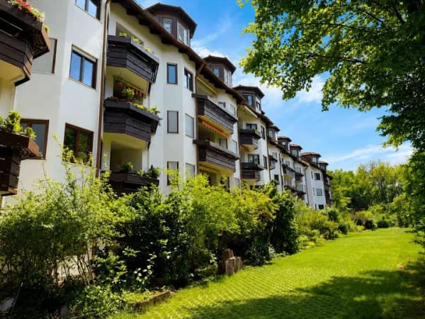 Immobilie in Oberschleißheim - Preiswerte und stilvolle 3-Zimmer Wohnung inklusive Balkon, Fahrstuhl und Parkaussicht - Bild 0