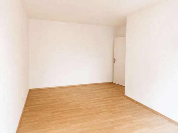 Immobilie in Oberschleißheim - Preiswerte und stilvolle 3-Zimmer Wohnung inklusive Balkon, Fahrstuhl und Parkaussicht - Bild 2