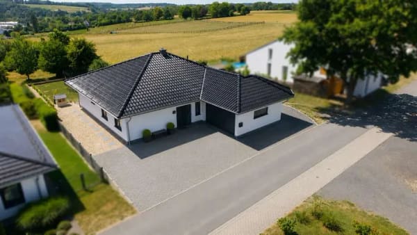 Immobilie in Michelbach - Modernes Wohnen auf einer Ebene mit Garage, Pool & unverbaubarer Aussicht – stilvoll, hochwertig, na - Bild 1