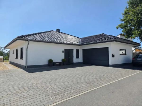 Immobilie in Michelbach - Modernes Wohnen auf einer Ebene mit Garage, Pool & unverbaubarer Aussicht – stilvoll, hochwertig, na - Bild 2