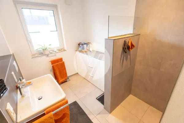 Immobilie in Föhren - Attraktive Neubauwohnung // 3 Zimmer, EBK, Balkon, Tiefgarage und Außenstellplatz - Bild 4