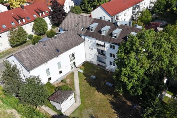 Immobilie in Neuburg an der Donau - Zukunftsorientiert investieren: Hochparterre-Wohnung mit Balkon - Bild 1