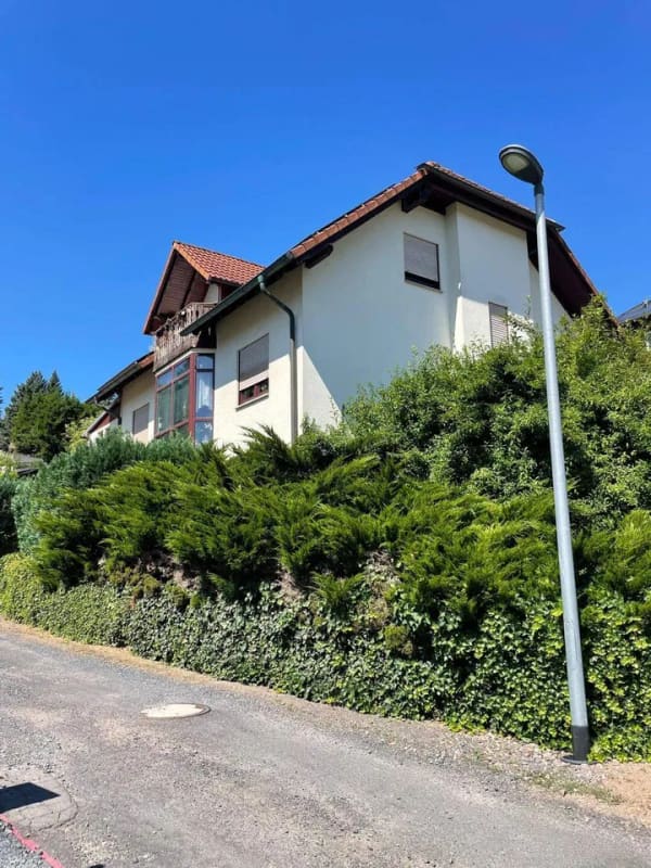 Immobilie in Bad Liebenstein - Großzügiges Einfamilienhaus mit Bergblick & PV-Anlage in Top-Lage von Schweina - Bild 1
