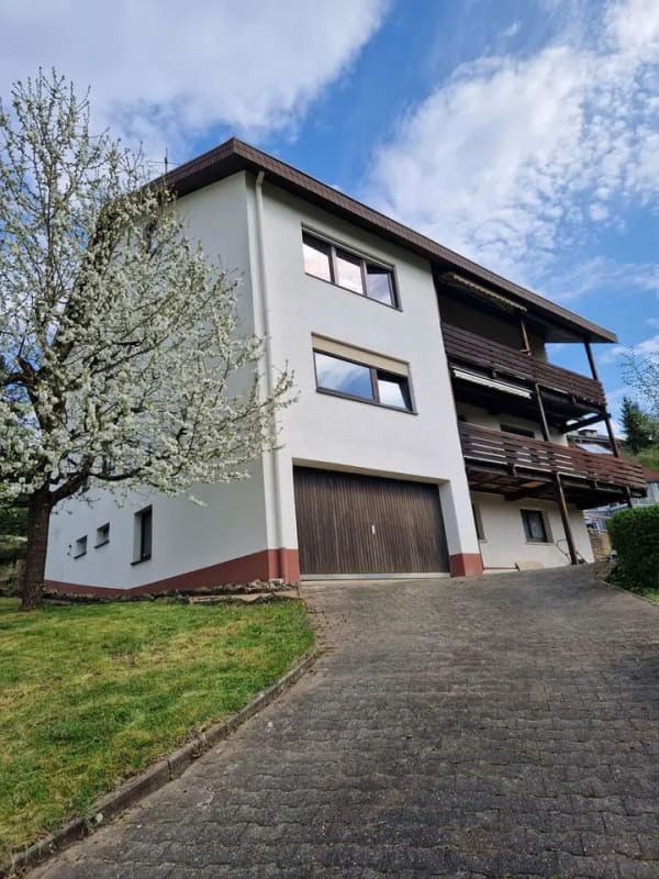 Immobilie in Königheim - Mehrfamilienhaus mit drei Wohneinheiten, großem Grundstück und vielseitigen Nutzungsmöglichkeiten - Bild 1