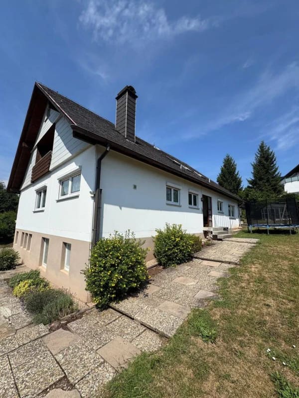 Immobilie in Niedereschach - Mehrfamilienhaus mit 3 Wohneinheiten auf 2.052 m² Grundstück – großes Entwicklungspotenzial in Niedereschach - Bild 1