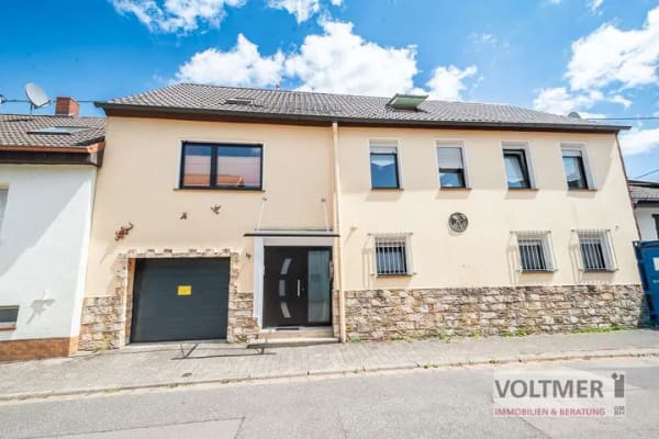 Immobilie in Schiffweiler - MEHRGENERATIONENHAUS - Zweifamilienhaus mit Garage und Garten in ruhiger Lage von Heiligenwald! - Bild 0