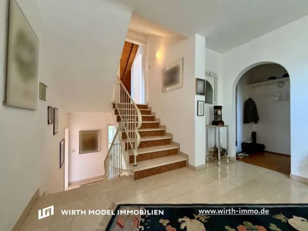 Immobilie in Üchtelhausen - Großzügiges Einfamilienhaus mit Garage, Garten und Fernblick in Üchtelhausen-Zell - Bild 2