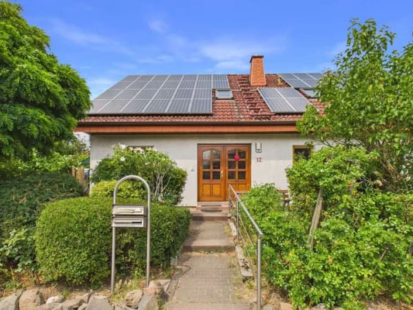 Immobilie in Wölfersheim - Wohnen, Vermieten oder Mehrgenerationenleben: Haus mit Einliegerwohnung & Feldblick - Bild 1