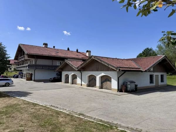 Immobilie in Bischofsmais - Zukunftssicher & einzigartig: Wohn- und Geschäftshaus auf 3.724 m² Grundstück - Bild 1