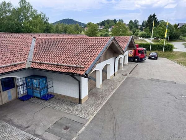 Immobilie in Bischofsmais - Zukunftssicher & einzigartig: Wohn- und Geschäftshaus auf 3.724 m² Grundstück - Bild 2