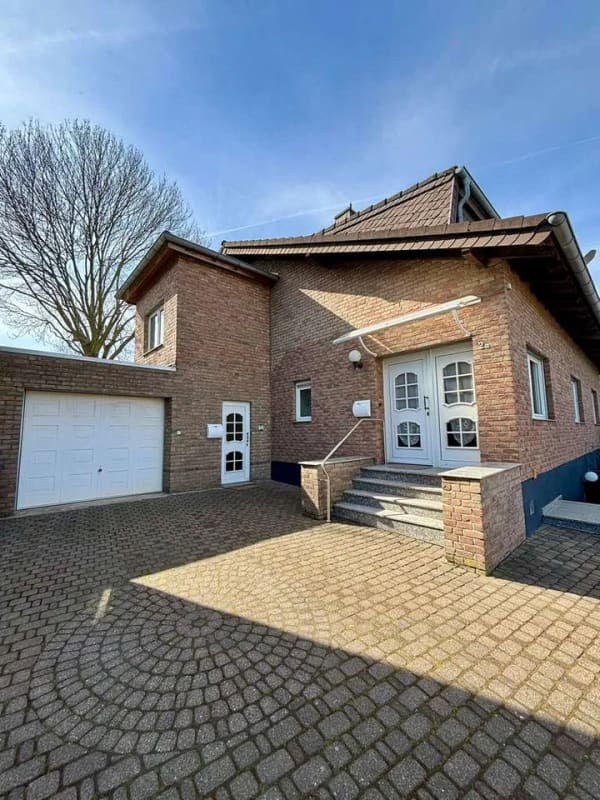 Immobilie in Bedburg - Attraktives Mehrfamilienhaus - Bild 0