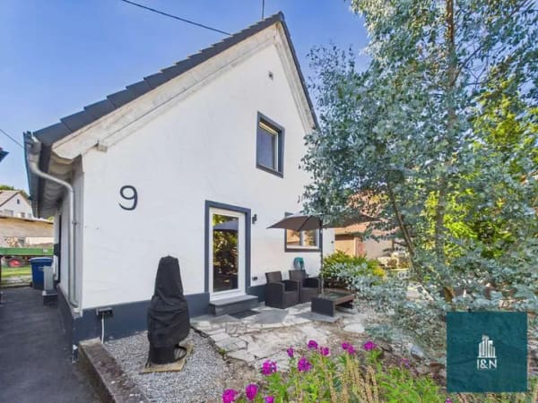 Immobilie in Gundelsheim - KLEIN ABER FEIN - Einfamilienhaus voller Charme in Tiefenbach mit Garten und Schuppen - Bild 1