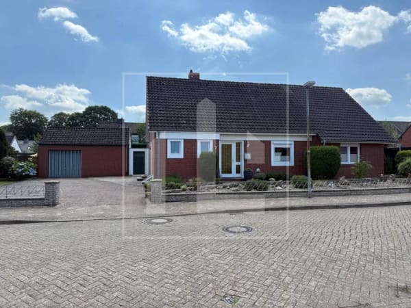Immobilie in Hude (Oldenburg) - Großzügiges Einfamilienhaus mit flexibler Raumaufteilung, Anbau und viel Platz für die ganze Familie - Bild 1
