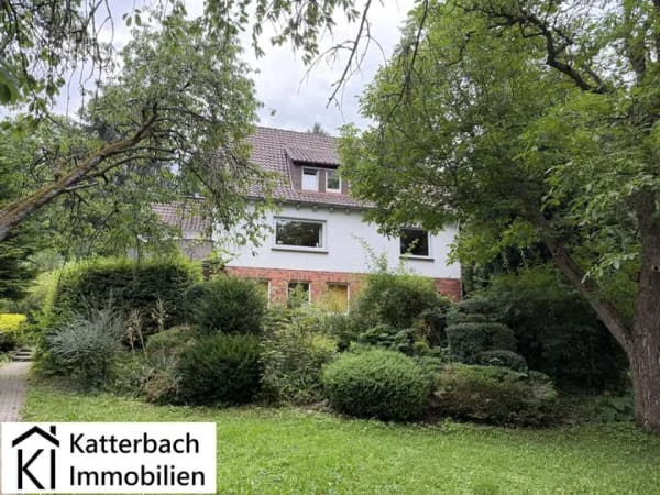 Immobilie in Osterode - Charmantes Einfamilienhaus mit Einliegerwohnung und parkähnlichem Grundstück in Osterode am Harz - Bild 1