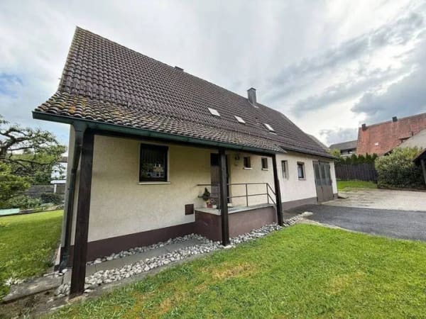Immobilie in Burgthann - Großes Haus, Ideal für Familien mit Platzbedarf, mit 1019 m² Grundstück, mit Garage und Carport - Bild 0