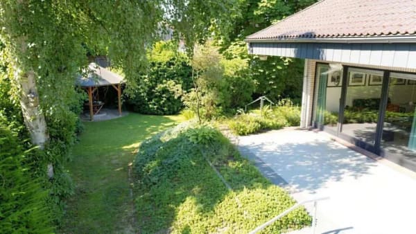 Immobilie in Aumühle - Achitektonisch hochwertige Doppelhaushälfte mit Split-Level in Dassendorfs begehrter Waldsiedlung - Bild 1