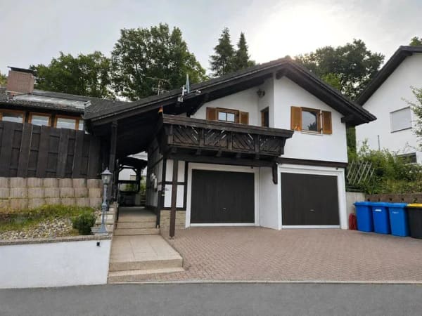 Immobilie in Bad Zwesten - Großzügiges Einfamilienhaus mit 2  Einliegerwohnungen - Bild 0