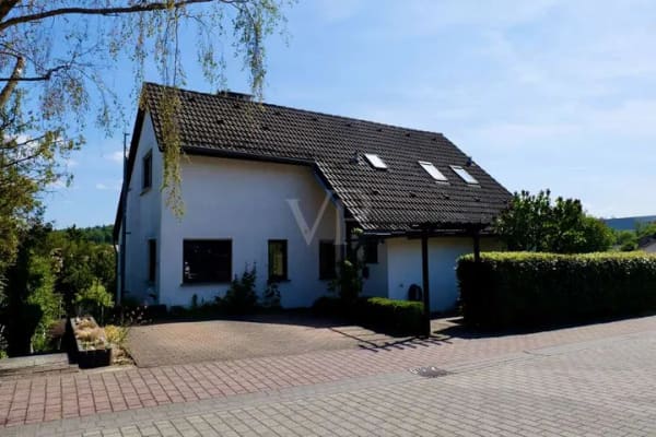 Immobilie in Hünstetten - Einfamilienhaus mit Einliegerwohnung in beliebter Lage in Hünstetten-Kesselbach - Bild 1
